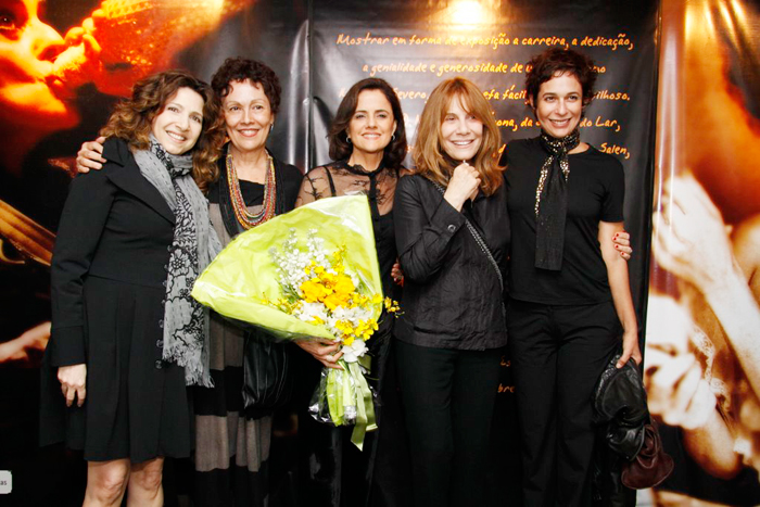 Marieta Severo recebe um buquê de flores. À esquerda da atriz, Renata Sorrah e Andréa Beltrão