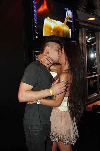 Larissa Riquelme trocou beijos ardentes com o namorado