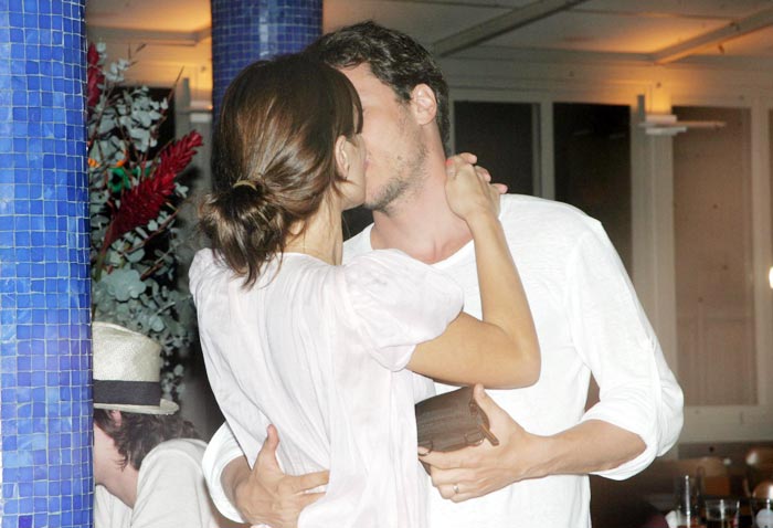 Carol ganhou um beijo do marido, o diretor Tiago Worcman