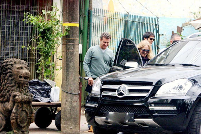 Luciano ajuda a mulher, que entra no carro com os filhos