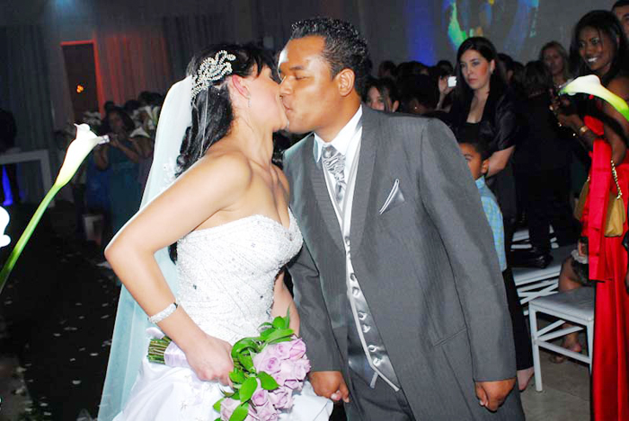 E o noivo já pode beijar a noiva!