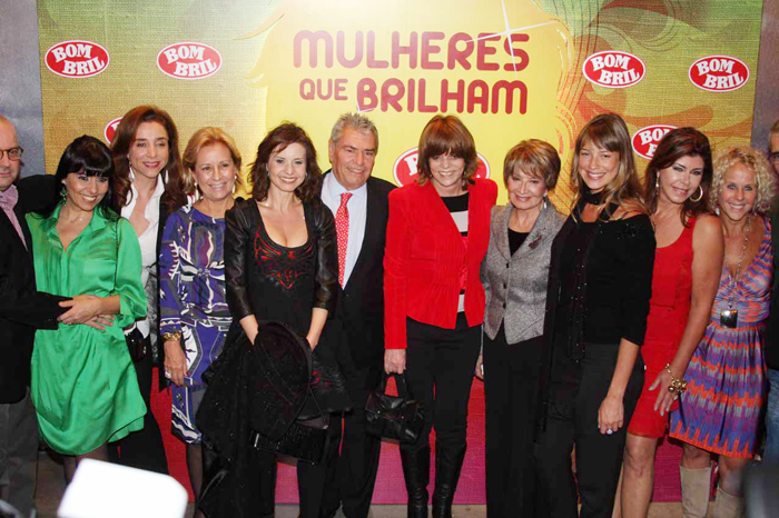 Glória Perez, de vermelho, no centro da foto, foi um das homenageadas do projeto Mulheres que Brilham, da Bombril