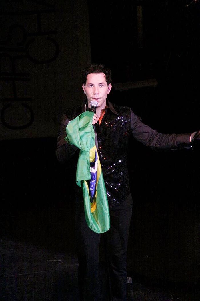 A galera foi ao delírio quando o cantor segurou uma bandeira do Brasil
