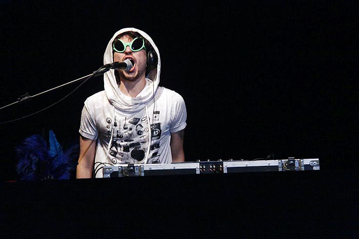 O DJ do cantor com um visual futuristico 