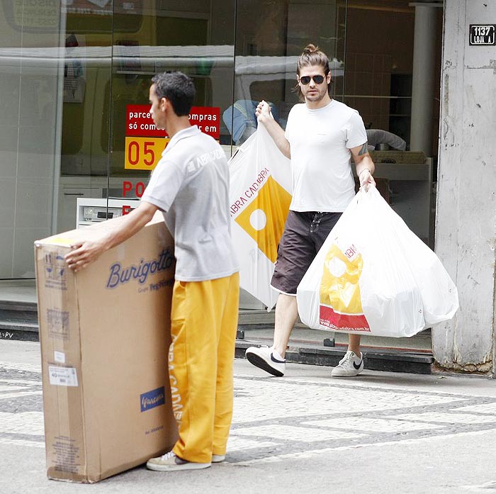 O ator deixou a loja carregado de sacolas