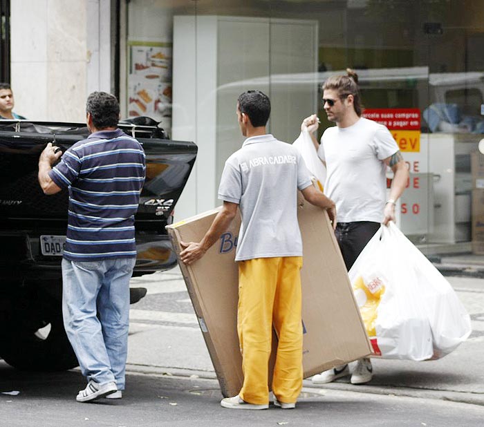 Os funcionários da loja ajudaram a guardar as compras