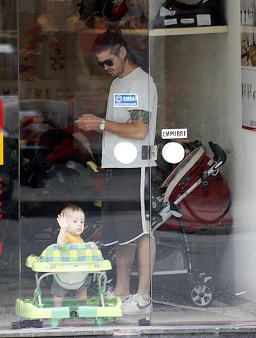 Depois o menino também brincou no andador