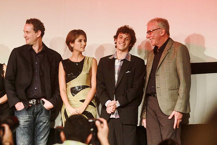 No palco, o elenco do filme Suprema Felicidade