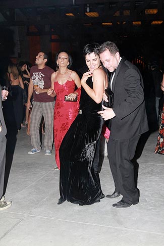 A atriz se esbaldou na pista de dança ao lado do assessor Paulo Marra