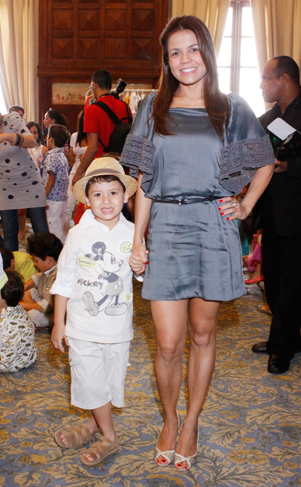 Nívea Stelmann e o filho Miguel