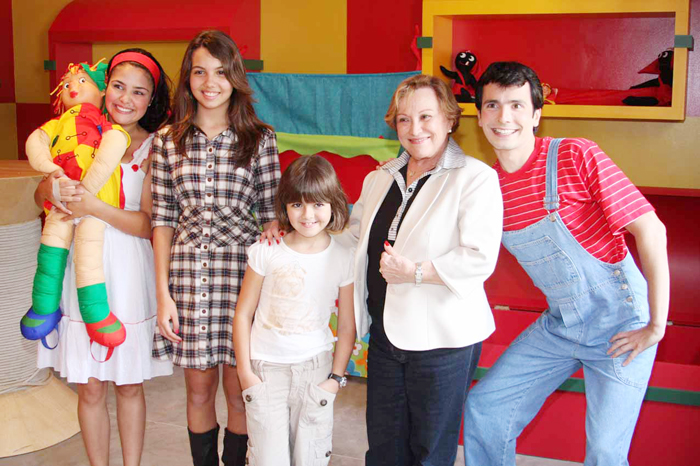 A pequena Klara Castanho e Nicette Bruno com os demais atores do Sítio do Picapau Amarelo
