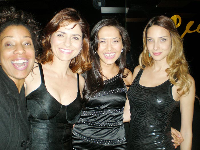 Adriana Lessa, Lilian Fernandes, Patricia Barros posaram com a aniversariante Jacqueline Sato