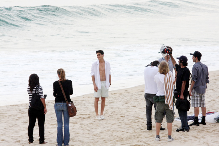 Fiuk foi clicado com look clean na praia de Ipanema