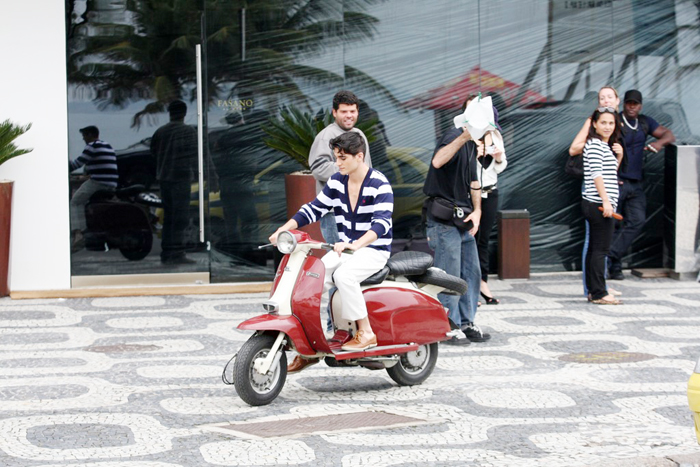 Com look mauricinho, Fiuk posou em uma lambreta