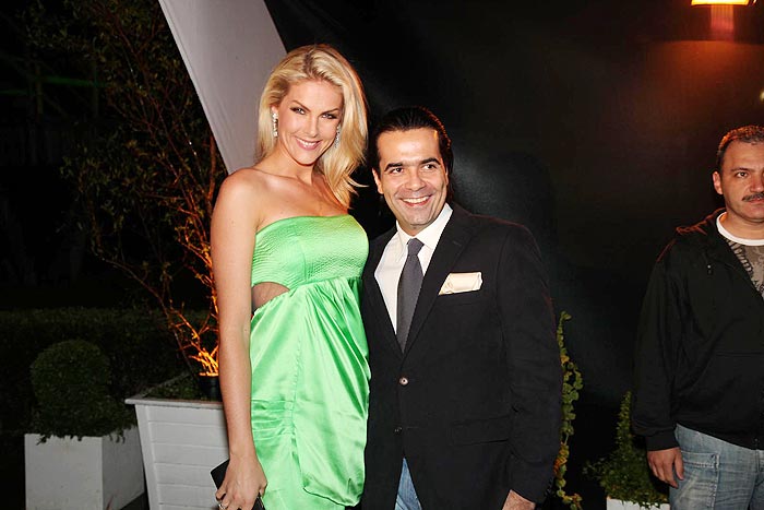 Ana Hickmann posou com Fábio Arruda no evento 