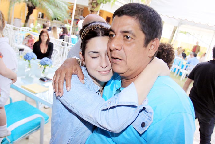 Fernanda Paes Leme abraça Zeca