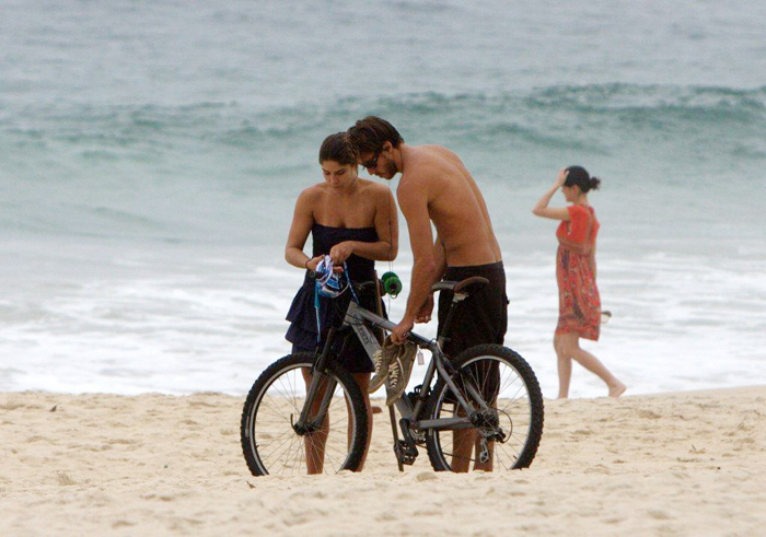 Ela guarda o biquini, enquanto Renan ajeita a bicicleta