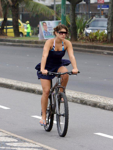 Priscila pedala antes do mergulho