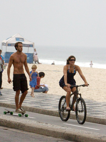 Priscila anda de bike, enquanto o namoradão Renan segue de skate