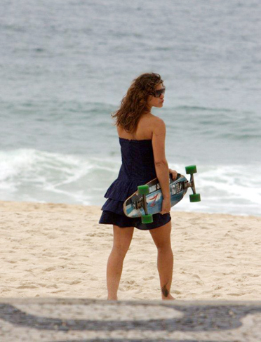 A atriz segura o skate do namoradão