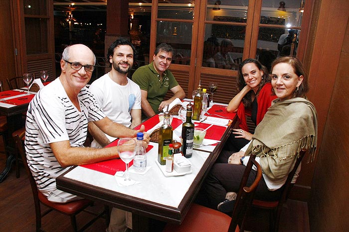 Denise Del Vecchio, Marcos Caruso e elenco aproveitam para jantar