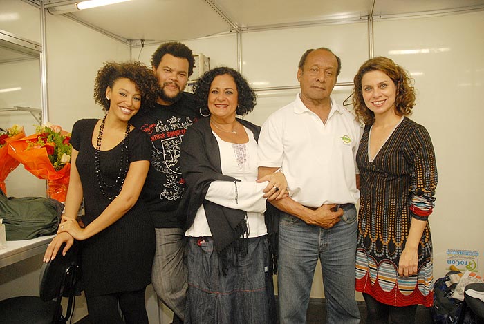 Sheron Menezes com o seu elenco da peça Açai com Dedos, no Rio