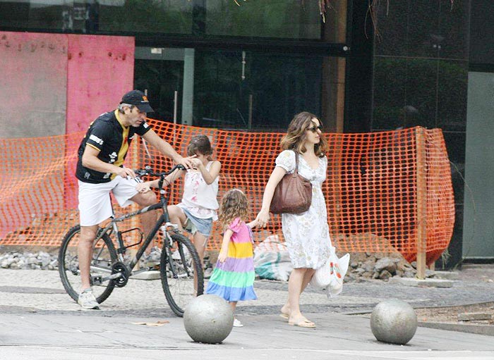 José Henrique Fonseca, marido da atriz, a encontra de bicicleta