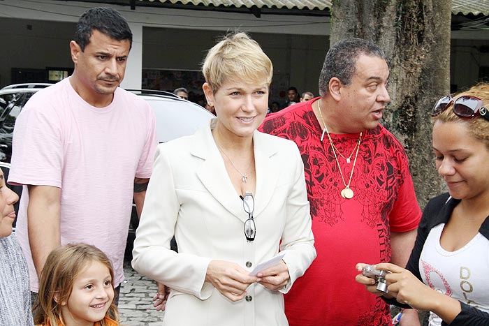 Xuxa atende os fãs mirins