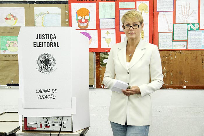 De óculos, Xuxa usa a famosa cola para votar