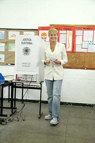 A apresentadora posa antes de votar