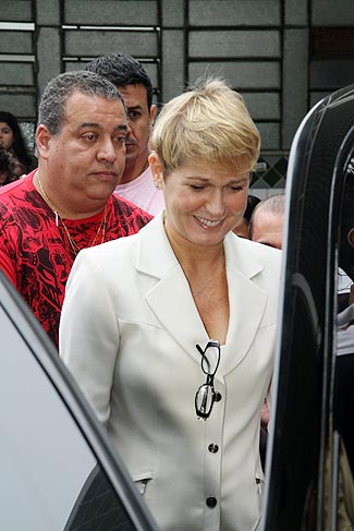 Xuxa deixa a zona eleitoral após votar