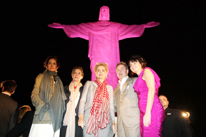 Merecedes e Carolina Herrera Jr. também assistiram o Cristo Redentor ficar rosa