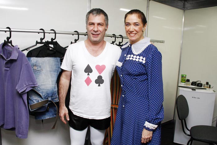 Lilia Cabral recebeu os fotógrafos no camarim da peça, com seu colega Leopoldo Pacheco