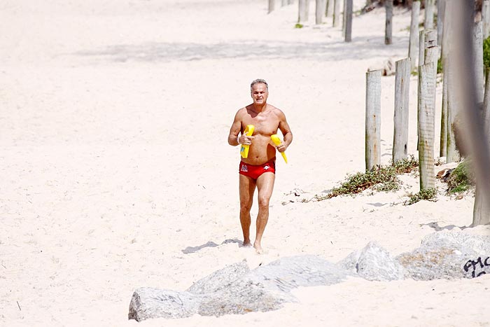 Kadu Moliterno se exercita na praia