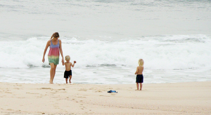 Fernanda Lima levou os filhos João e Francisco para brincar na praia