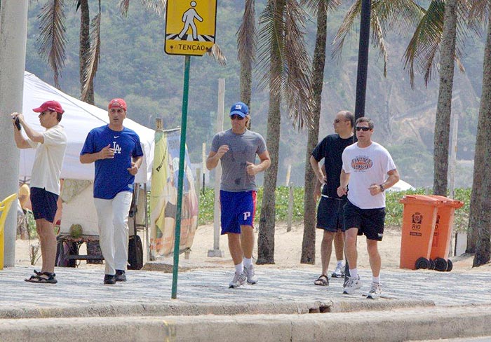 O cantor corre na companhia de alguns seguranças