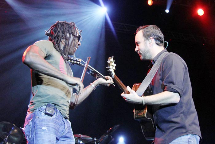 No palco, os integrantes do grupo Dave Matthews Band