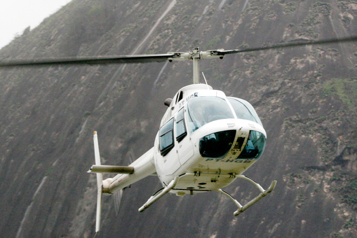 Helicóptero chega trazendo a cantora Ivete Sangalo para a festa de 15 anos do Projac