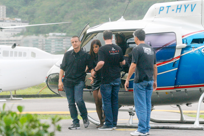 Cantora e sua equipe são recebidos pela produção da Rede Globo