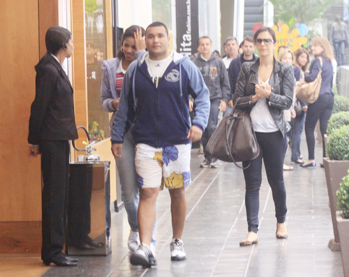 As pessoas olham surpresas para a cantora, que passeia tranquilamente no shopping