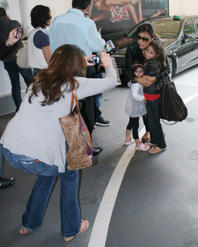 Ao sair do shopping, Ivete é abordada por duas garotinhas