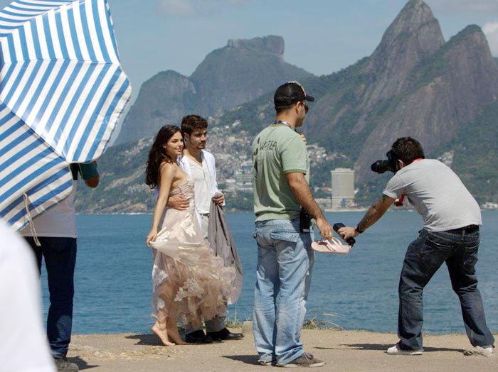 Ísis faz pose com o vestido