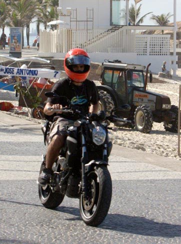 Caio Castro chega de bermudão em sua moto