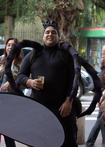 André toma um suco para refrescar o calor que sentia com a fantasia