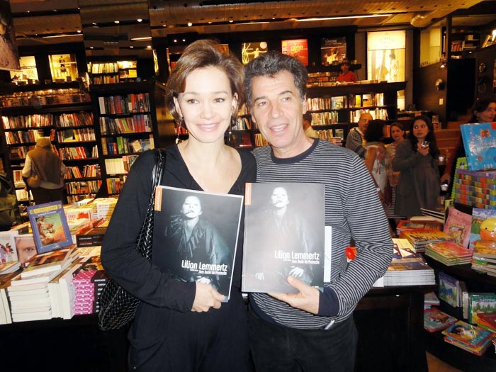 Júlia Lemmertz e Paulo Betti garantem os seus exemplares do livro em homenagem à Lilia Lemmertz