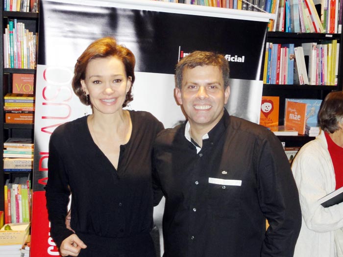 Júlia Lemmertz e o autor da obra, Cleodon Coelho