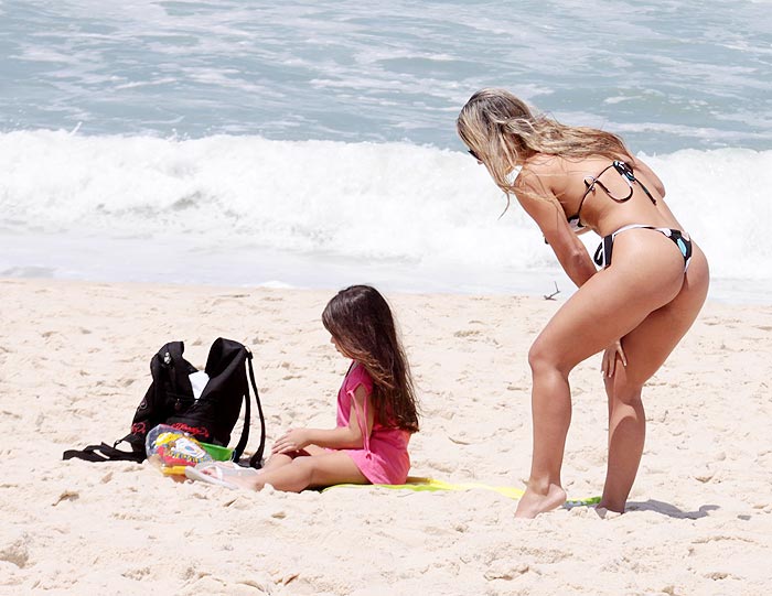 A funkeira Tatiana Gomes curtiu a praia com sua filha