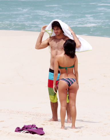 O casal curtiu o sol em uma praia do Rio de Janeiro