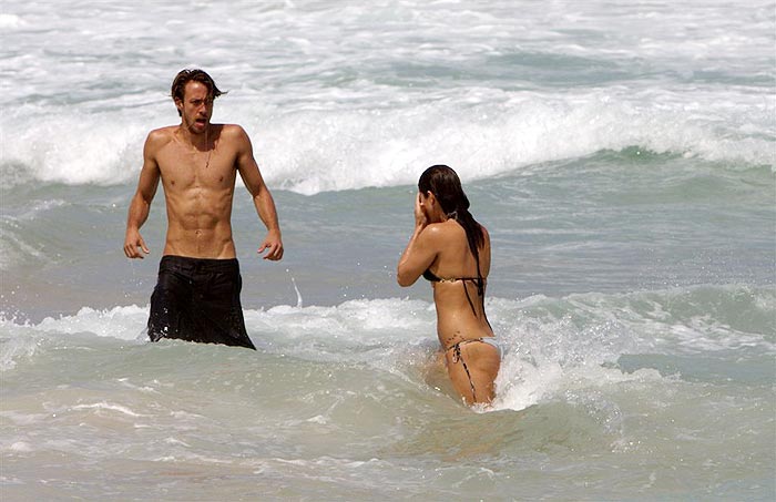 Renan e Priscila se refrescam no mar