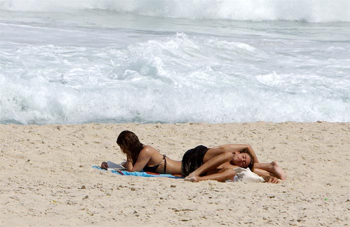O casal relaxa na areia
